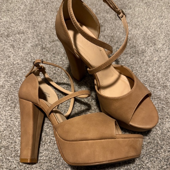 Woman's high heels - Picture 1 of 3